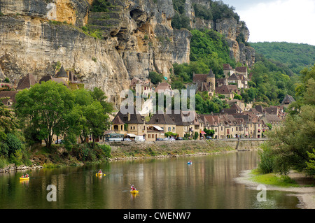 Le village de La-Roque-Gigeac sur la rivière Dordogne en Périgord est officiellement l'un des cent plus beaux villages. Banque D'Images