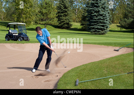 Faire sauter le golfeur de fosse de sable. Banque D'Images