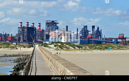 Vue sur l'industrie lourde vu de la plage de Dunkerque / Dunkerque, Nord Pas de Calais, France Banque D'Images