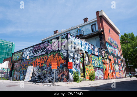 Bâtiment couvert de graffitis au centre-ville de Montréal, province de Québec, Canada. Banque D'Images