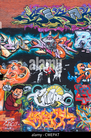 Graffitis colorés à l'extérieur du mur d'un immeuble à Montréal, province de Québec, Canada. Banque D'Images