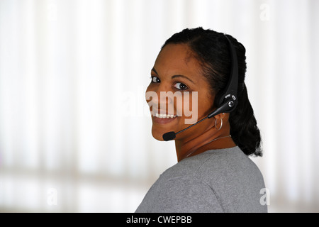 Jeune femme donner de l'aide qu'un employé du service à la clientèle Banque D'Images