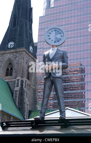 Mannequin avec tête d'horloge à partir des promenades de la cathédrale dans le centre-ville de Montréal. Banque D'Images