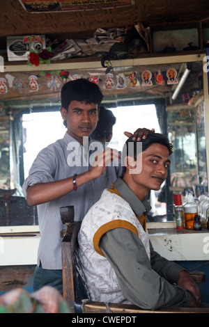 Coupe de cheveux dans un salon de l'Indien le 17 janvier 2009 à Sonakhali, dans l'ouest du Bengale, en Inde. Banque D'Images