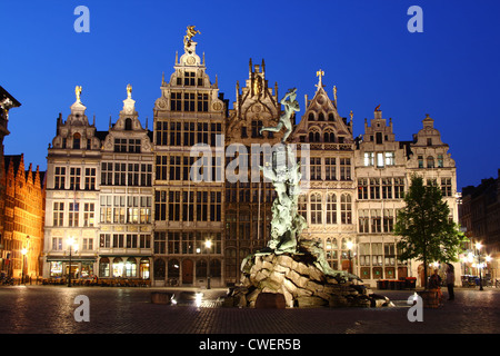 Scène de nuit : sculpture de Brabo et les maisons de guilde comme arrière-plan sur la place principale, Grote Markt d'Anvers, Belgique Banque D'Images