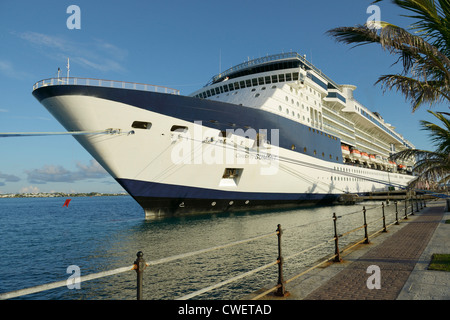 Bateau de croisière amarré, King's Wharf, Bermudes Banque D'Images