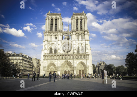 La Cathédrale Notre Dame, les touristes se sont rassemblés devant la cathédrale Notre-Dame. Paris, France Banque D'Images