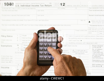 L'impôt électronique formulaire 1040 pour 2012 pour nous les retourner à l'écran avec calculatrice smartphone Banque D'Images