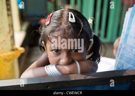 Jeune indienne sur les backwaters Keralan autour de ferry Banque D'Images