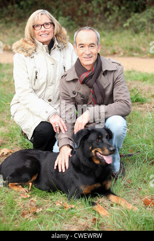 Vieux couple avec un chien Banque D'Images