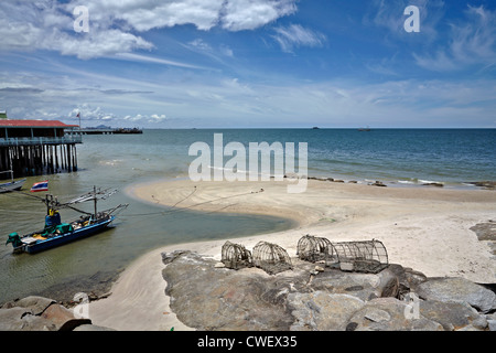 Hua Hin, Thaïlande. Port de pêche et bateau de pêche amarré. Thaïlande S. E. Asie Banque D'Images