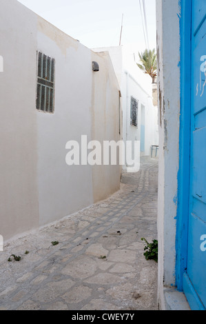 Vue d'un rapprochement de la médina de Sousse rue avec les architectures blanc Banque D'Images