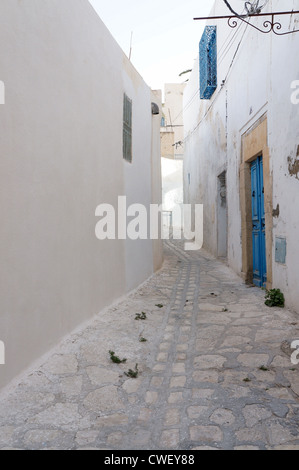 Rapprochement des Tunisiens à Sousse medina avec architectures blanc Banque D'Images