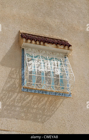 Fenêtre traditionnelle tunisienne décorées avec des tuiles colorées et grille Banque D'Images