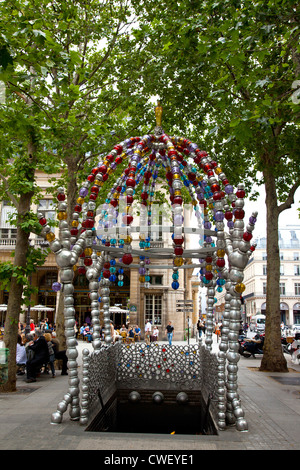 Le coloré décoré entrée du Palais Royal-Musee du Louvre métro à Paris Banque D'Images