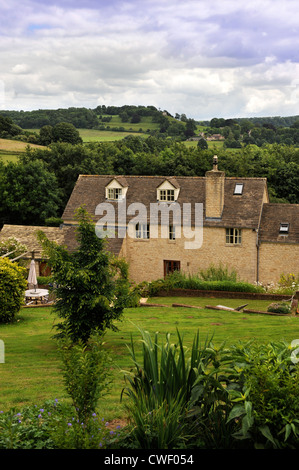 Une maison individuelle moderne construit en pierre de Cotswold England UK Banque D'Images