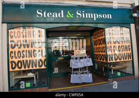 Stead & Simpson chaussures fermeture sur high street à Brecon Powys South Wales Cymru UK Banque D'Images