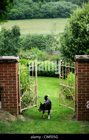 Une passerelle à partir d'un jardin en pleine campagne England UK Banque D'Images