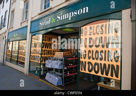 Stead & Simpson chaussures fermeture sur high street à Brecon Powys South Wales Cymru UK Banque D'Images