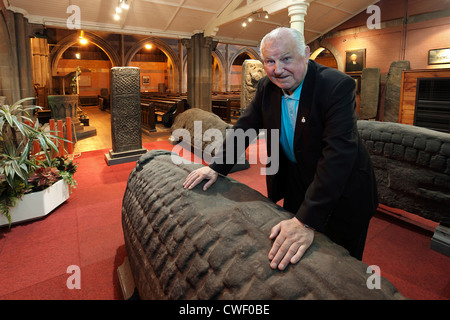 James McGhee, gardien des pierres de Govan, pierres tombales du 11ème siècle conservée à l'intérieur de l'église paroissiale de Govan. Banque D'Images