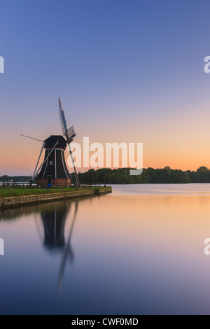 Moulin De Helper à Paterswoldsemeer juste après le coucher du soleil, près de Haren dans la province de Groningue, Pays-Bas Banque D'Images