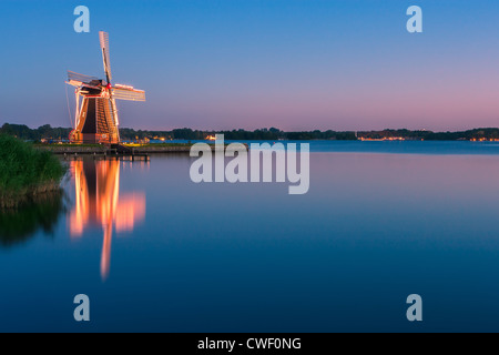 Moulin De Helper à Paterswoldsemeer juste après le coucher du soleil, près de Haren dans la province de Groningue, Pays-Bas Banque D'Images