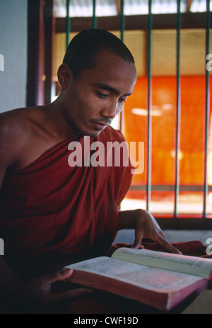 Lecture moine du monastère de Sagaing, Birmanie Banque D'Images