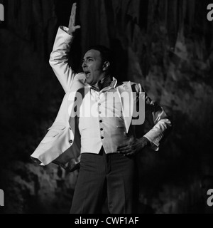 Les danseurs de flamenco de l'Antonio El Pipa collectifs de danse en spectacle dans les grottes de Nerja en Espagne en 2012. Banque D'Images