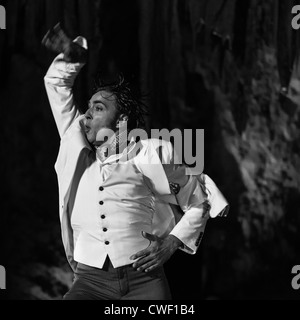 Les danseurs de flamenco de l'Antonio El Pipa collectifs de danse en spectacle dans les grottes de Nerja en Espagne en 2012. Banque D'Images