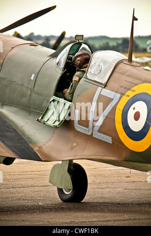 Projet pilote de Spitfire effectue des vérifications en vol avant Banque D'Images