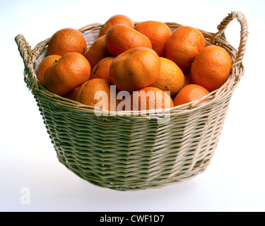 Panier en osier de clémentines Banque D'Images