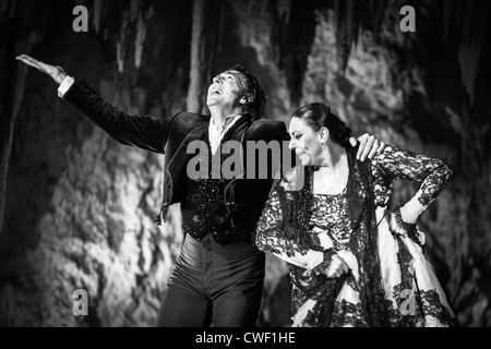 Les danseurs de flamenco de l'Antonio El Pipa collectifs de danse en spectacle dans les grottes de Nerja en Espagne en 2012. Banque D'Images