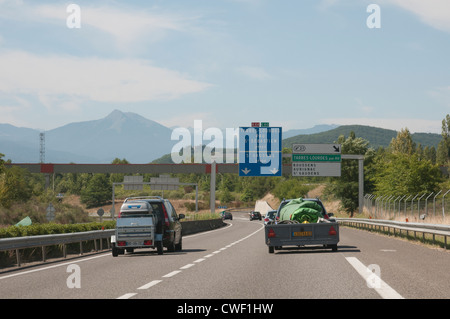 La traction de remorques Véhicules d'autoroute française A64 autoroute E80 France Banque D'Images