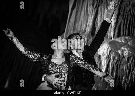 Les danseurs de flamenco de l'Antonio El Pipa collectifs de danse en spectacle dans les grottes de Nerja en Espagne en 2012. Banque D'Images