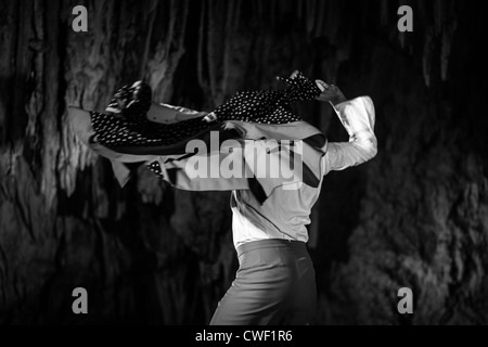 Les danseurs de flamenco de l'Antonio El Pipa collectifs de danse en spectacle dans les grottes de Nerja en Espagne en 2012. Banque D'Images