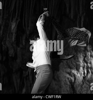 Les danseurs de flamenco de l'Antonio El Pipa collectifs de danse en spectacle dans les grottes de Nerja en Espagne en 2012. Banque D'Images