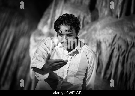 Les danseurs de flamenco de l'Antonio El Pipa collectifs de danse en spectacle dans les grottes de Nerja en Espagne en 2012. Banque D'Images