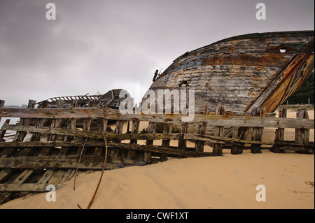 Le magouer france 18,08,11 bateaux abandonnés sur la plage à jour nuageux Banque D'Images