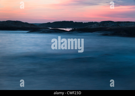La fumée sur l'eau à Herfoel pendant le coucher du soleil. Un effet créé photographiquement avec de très longues expositions. Banque D'Images