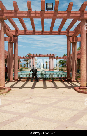 Piscine gazebo au bord de l'eau et de la fontaine Oasis Park El Kantaoui Sousse Tunisie Afrique Banque D'Images