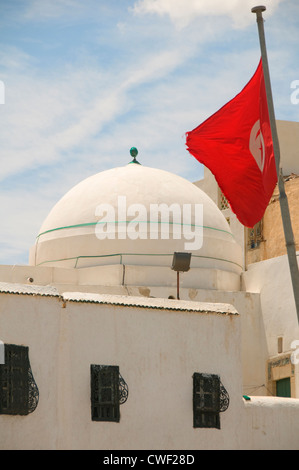 La mosquée bleue Sousse Tunisie Afrique avec drapeau national tunisien Banque D'Images