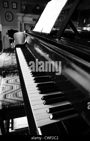 Touches de piano en noir et blanc Banque D'Images