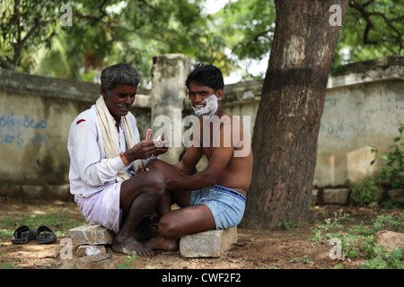 Salon de coiffure de l'Inde rurale à l'œuvre l'Andhra Pradesh en Inde du Sud Banque D'Images