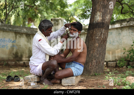 Salon de coiffure de l'Inde rurale à l'œuvre l'Andhra Pradesh en Inde du Sud Banque D'Images