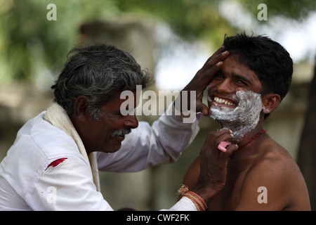 Salon de coiffure de l'Inde rurale à l'œuvre l'Andhra Pradesh en Inde du Sud Banque D'Images