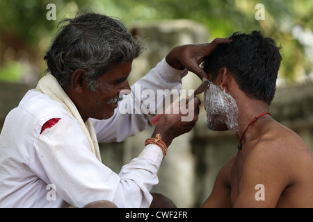 Salon de coiffure de l'Inde rurale à l'œuvre l'Andhra Pradesh en Inde du Sud Banque D'Images