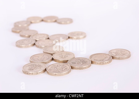 Symbole dièse fabriqués à partir de pièces livre d'or sur un fond blanc avec une faible profondeur de champ. Banque D'Images