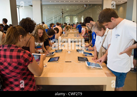 Intérieur de l'Apple Store avec les clients ipad navigation à Barcelone, Catalogne, Espagne, ES Banque D'Images