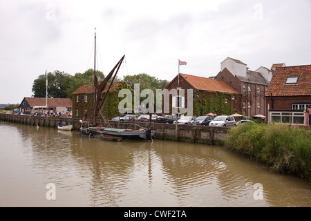 Snape Maltings sur la rivière Alde sont étroitement associés avec le compositeur Benjamin Britten qui vivait dans la ville voisine de Aldeburgh. Banque D'Images