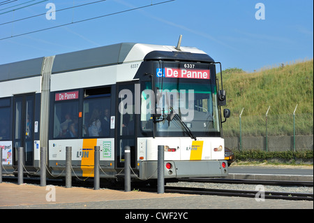 Tram / Kusttram, ligne de tramway la plus longue au monde, école de Knokke à Adinkerke le long de la côte de la mer du Nord en Belgique, Belgique Banque D'Images